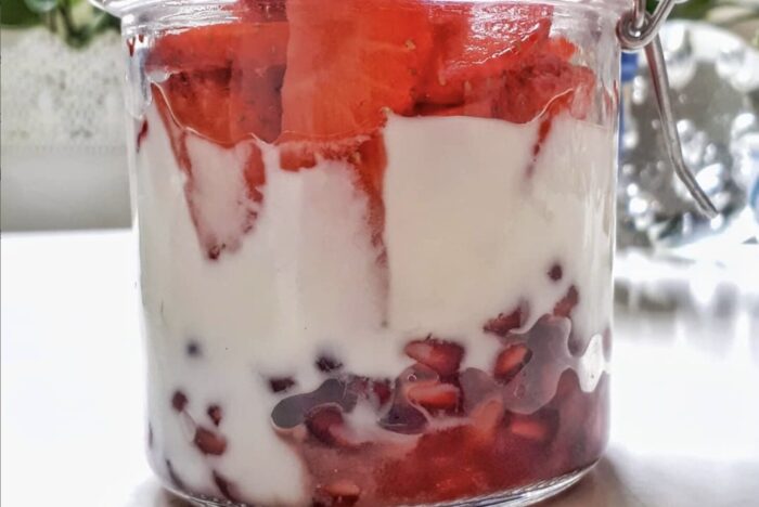 Yoghurt met aardbei en granaatappel